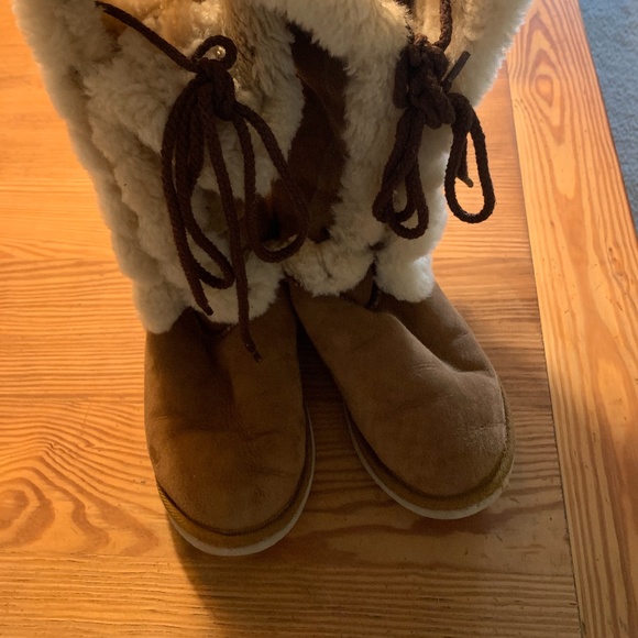 UGG BOOTS - Picture 1 of 3